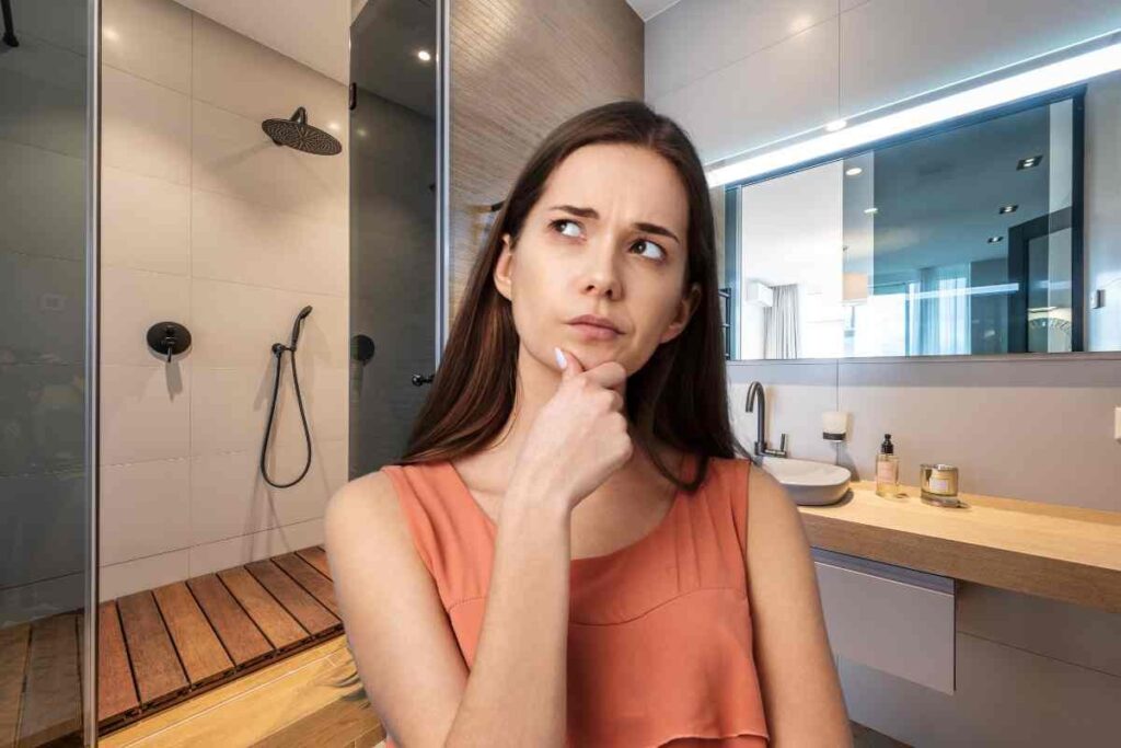 Donna pensierosa e bagno