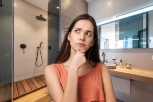 Donna pensierosa e bagno