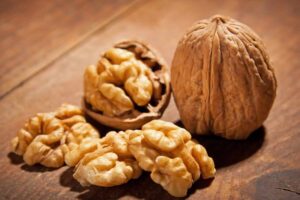 Gherigli di noci e una noce intera