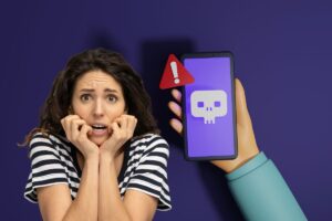 donna spaventata da una truffa telefonica